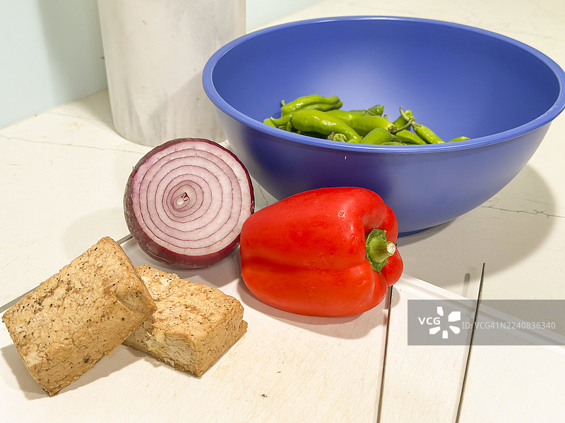 准备蔬菜和腌制豆腐制作烤串，将在烤架上烹饪；红椒、豆腐和紫洋葱、青椒；系列的一部分图片素材