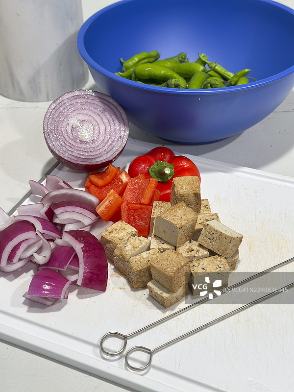 烤串用的切片蔬菜和腌制好的方块豆腐；红椒、豆腐、紫洋葱、青椒；系列的一部分图片素材