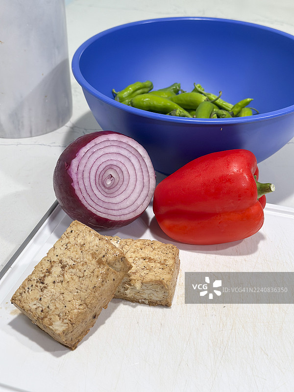 准备蔬菜和腌制豆腐串，用于烧烤；红椒、豆腐和紫洋葱、青椒；系列的一部分图片素材