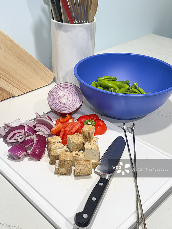烤串用的切片蔬菜和腌制豆腐块，包括红椒、豆腐和紫洋葱、唐辛子；系列照片之一图片素材