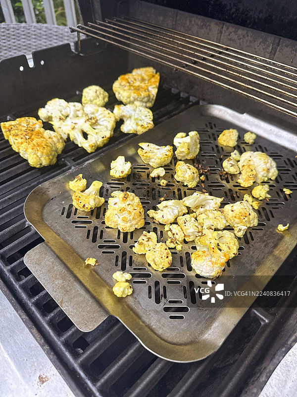 户外烤架上烹饪调味过的菜花牛排和碎块，属于系列的一部分图片素材