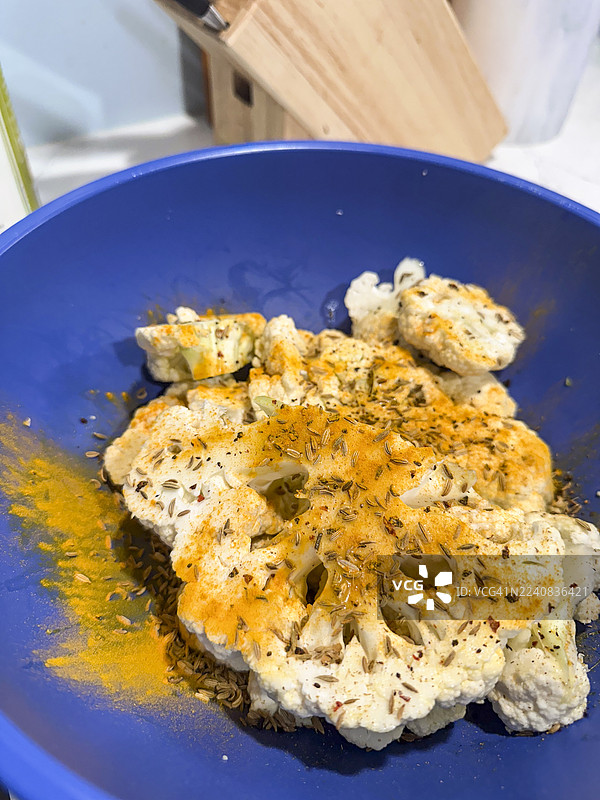 户外烧烤用花椰菜加香料；孜然、姜黄和茴香籽；系列的一部分；俯视镜头；特写图片素材