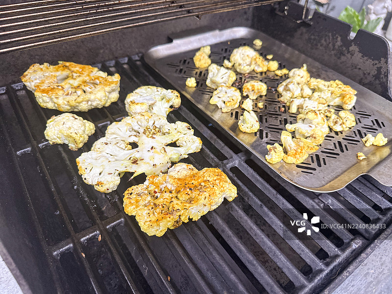 户外烧烤调味的花菜牛排和碎块，一个系列中的一部分图片素材