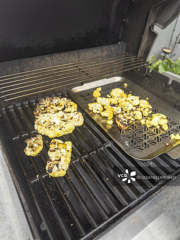 户外烤箱烤制的调味菜花牛排和碎块，系列的一部分图片素材
