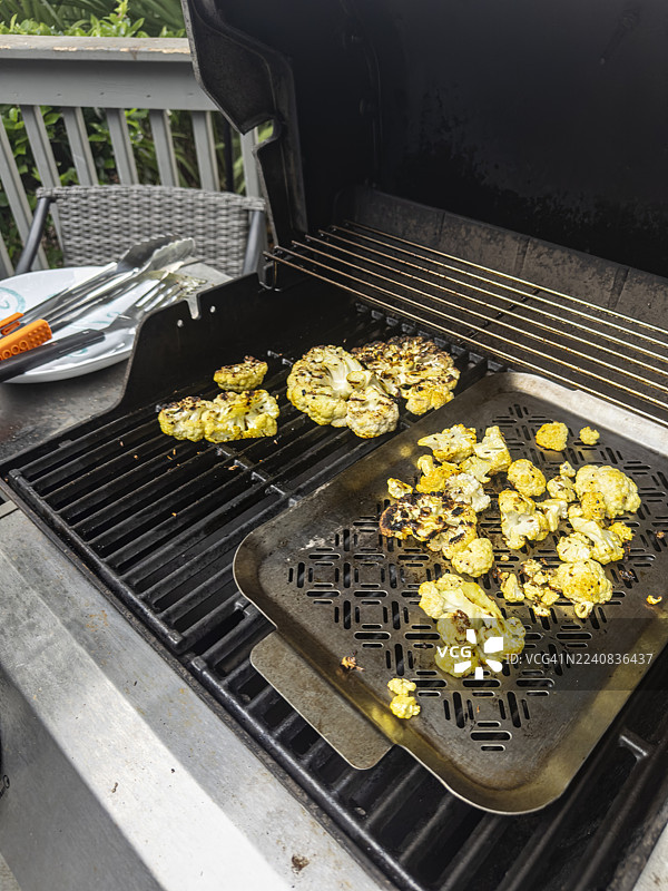 户外烧烤调味的花椰菜牛排和碎块，属于一个系列图片素材