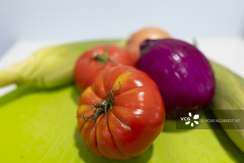 为户外烧烤准备食材——传家宝番茄、紫洋葱、黄洋葱和玉米棒；系列的一部分图片素材