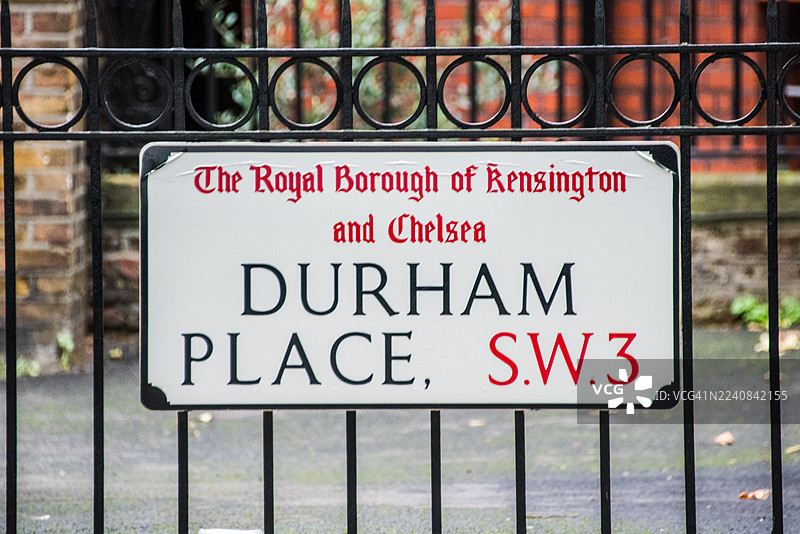 杜伦广场栏杆上的街道标志，切尔西图片素材