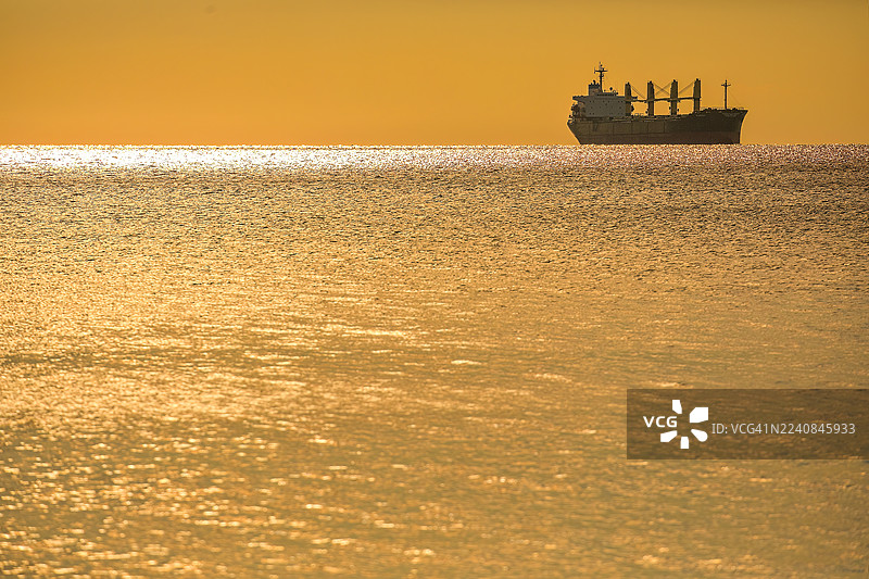 日落时分的船，的里雅斯特，弗留利-威尼斯-朱利亚，意大利图片素材