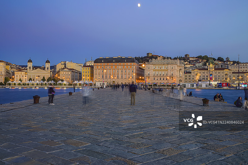 意大利，弗留利-威尼斯朱利亚大区，的里雅斯特，从奥达契码头看过去的的里雅斯特市景图片素材