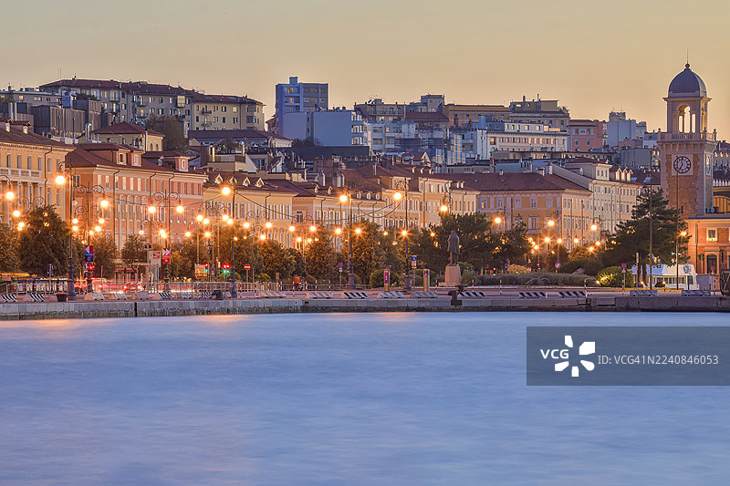 意大利，弗留利-威尼斯朱利亚，的里雅斯特，Molo Audace 观景台看到的的里雅斯特市景图片素材