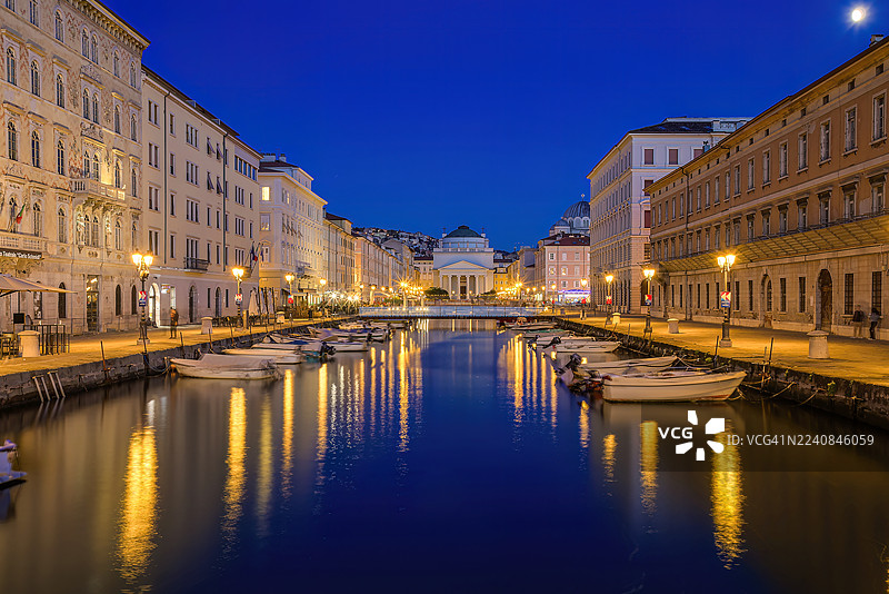 大运河与圣安东尼奥·陶马图尔戈教堂，的里雅斯特，弗留利-威尼斯朱利亚，意大利图片素材