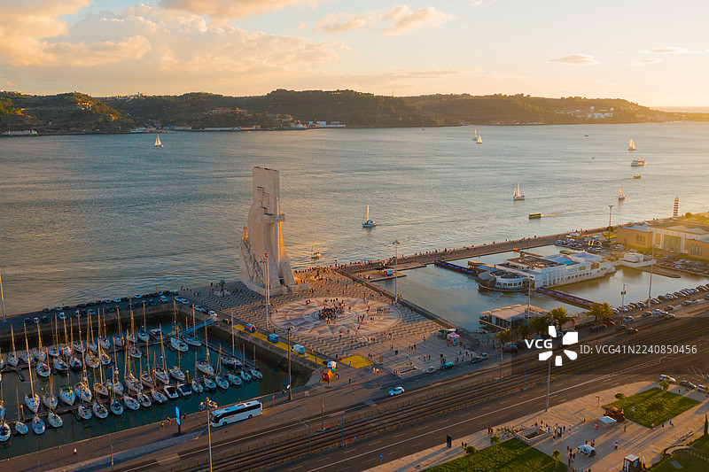 里斯本发现者纪念碑，金色夕阳下的航拍图图片素材
