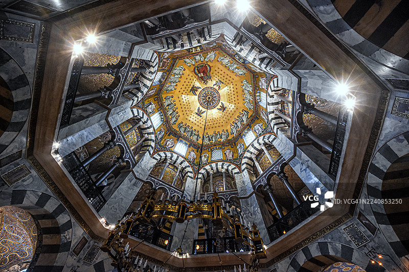 德国北莱茵-威斯特法伦州亚琛市的“亚琛主教座堂”（又称“皇帝座堂”）雄伟的八角形穹顶，装饰有金色的中世纪马赛克。图片素材