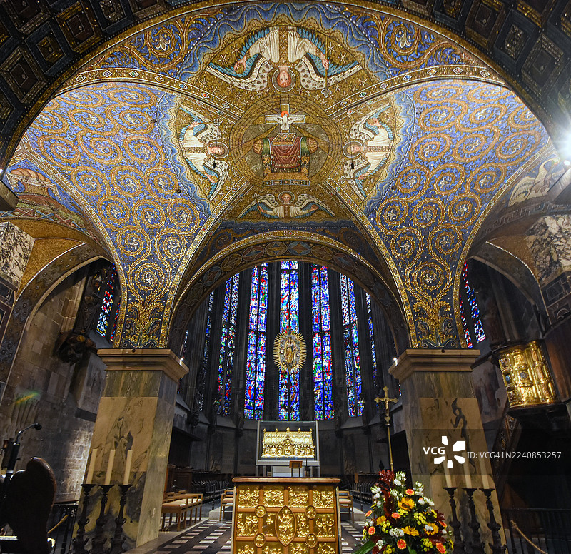 宏伟的“亚琛大教堂”（也称“皇帝大教堂”）中世纪马赛克装饰着查理曼大帝在德国北莱茵-威斯特法伦州亚琛的金棺。图片素材