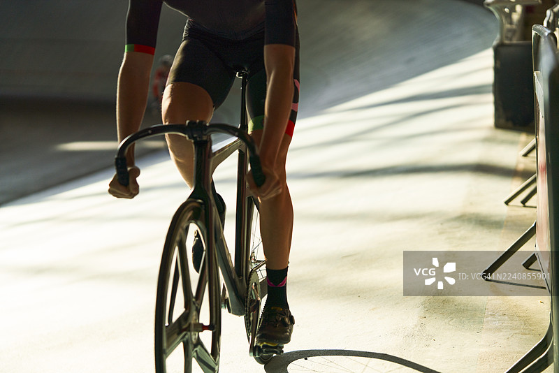 日落时分，骑行者在 velodrome 赛道上训练图片素材