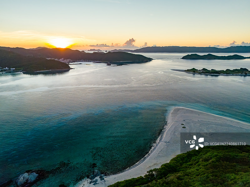 无人机航拍。拍摄位于渡嘉敷港的庆良间诸岛的日出。日本冲绳县岛尻郡渡嘉敷村,庆良间诸岛,渡嘉敷岛 - 2025图片素材