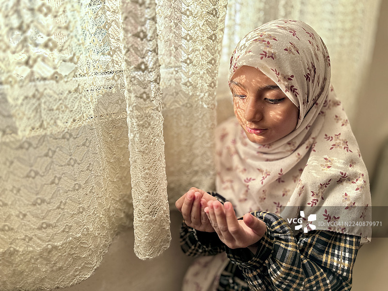 戴着头巾的漂亮穆斯林小女孩，伊朗德黑兰，2025年3月10日图片素材