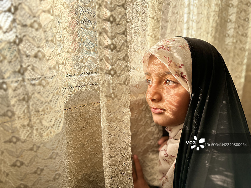 穿着头巾的可爱穆斯林小女孩，伊朗德黑兰，2025年3月10日图片素材