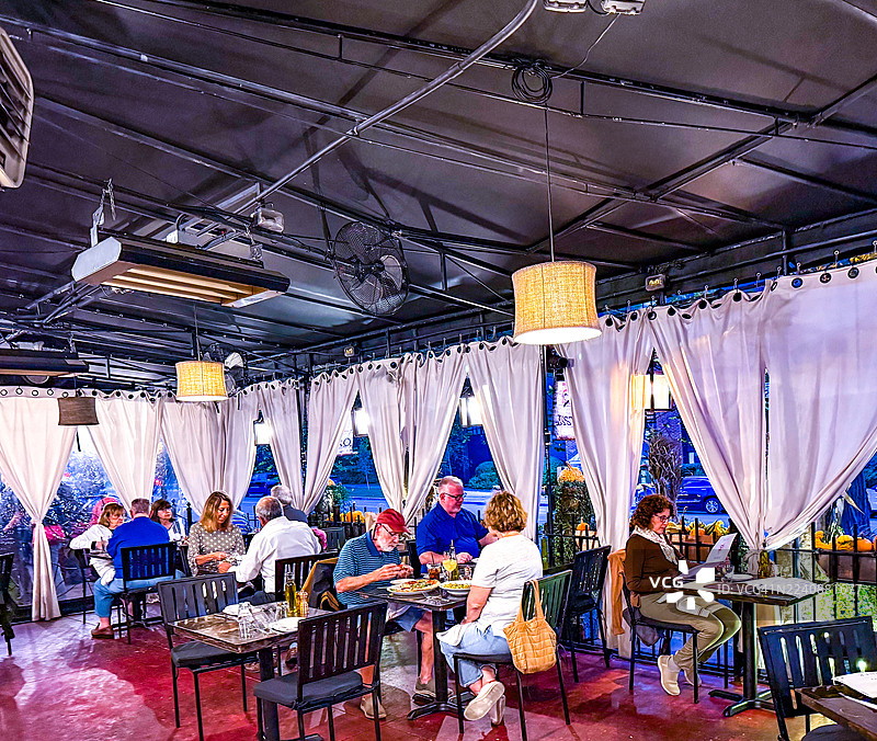 人们在萨拉托加泉的Forno Bistro餐厅有顶的门廊用餐图片素材