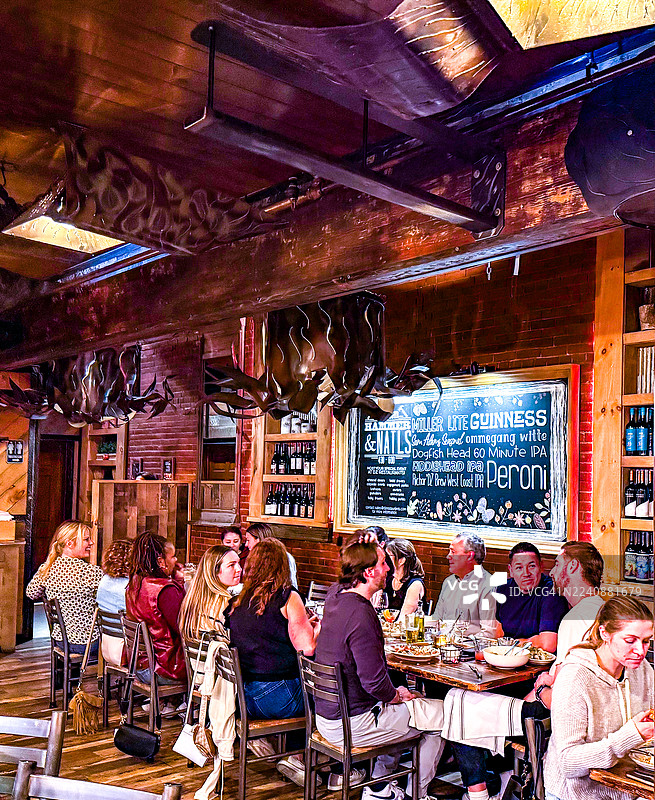 人们在萨拉托加泉的Forno Bistro餐厅的带顶门廊用餐图片素材