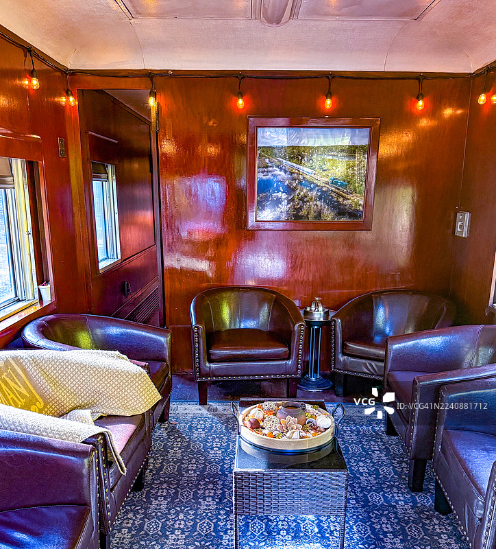 1916 年普尔曼式老式火车车厢——纽约阿迪朗达克山脉南部风景列车上的守车图片素材