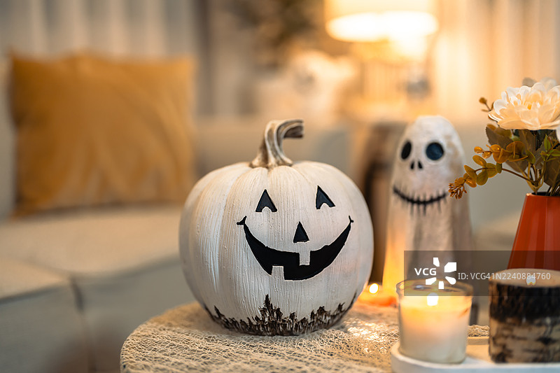秋季家中快乐的万圣节装饰，带有南瓜。图片素材