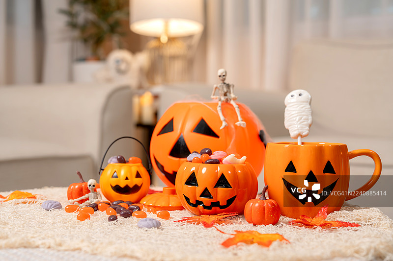 秋季家中快乐的万圣节装饰，有南瓜和糖果。图片素材