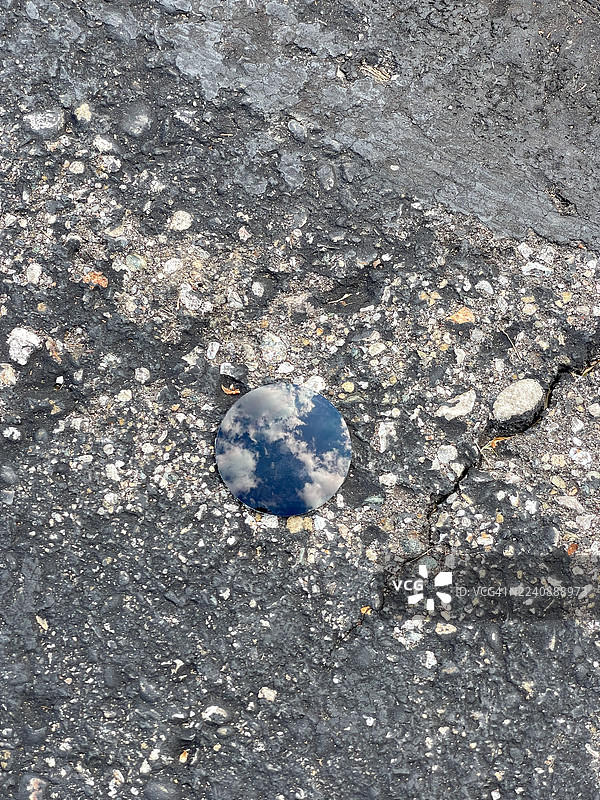 从人行道到山顶图片素材