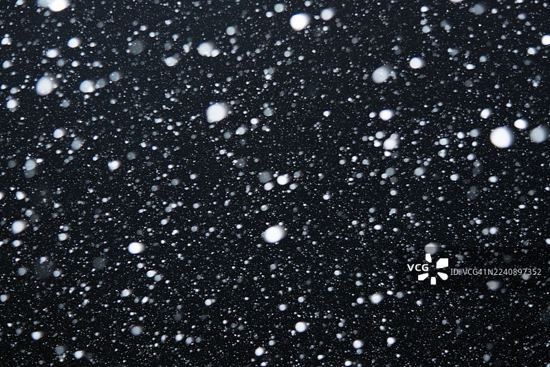 黑色背景上的雪图片素材