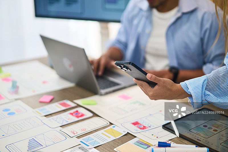 UX设计团队协作开发网页和应用程序图片素材