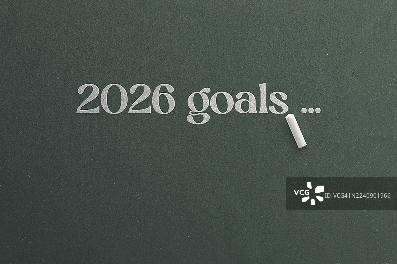 写着“2026目标”的黑板。场景代表了规划、动力和新的开始，构图简洁、极简。非常适合生活方式博客、商业活动、教育内容以及以效率、个人成长为重点的营销。图片素材