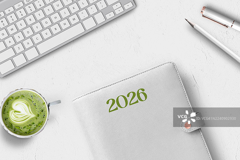 2026年俯视规划本，在女性化空间内，配有眼镜、咖啡杯和金色钢笔。图片素材