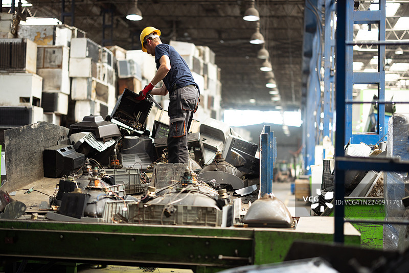 回收工厂员工处理电子垃圾组件图片素材