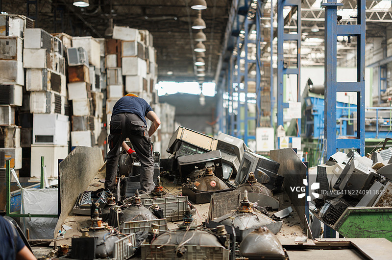 工人收集过时电子产品进行回收处理图片素材