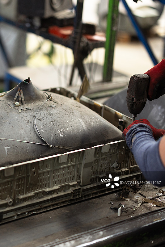 工人拆解旧显示器以进行电子垃圾回收图片素材