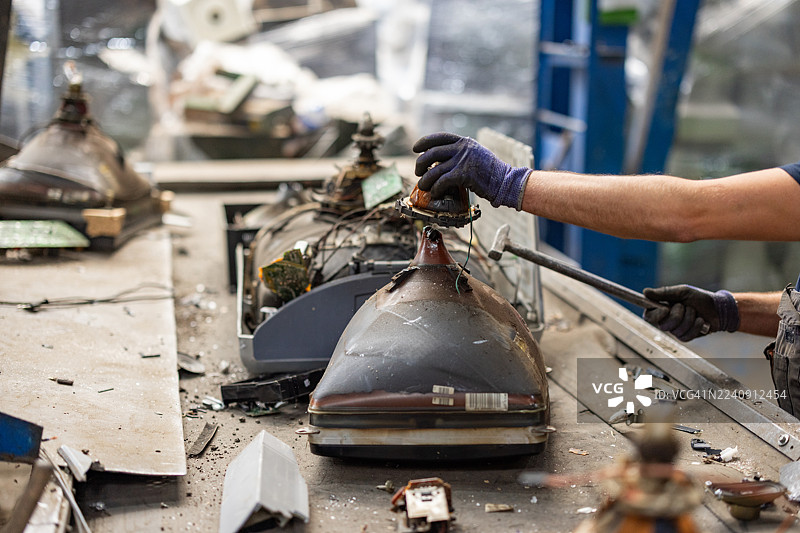 工人拆解淘汰的科技设备图片素材