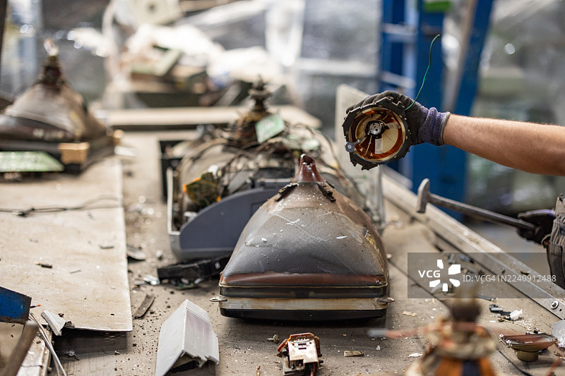 电子垃圾技术人员准备回收显像管显示器图片素材