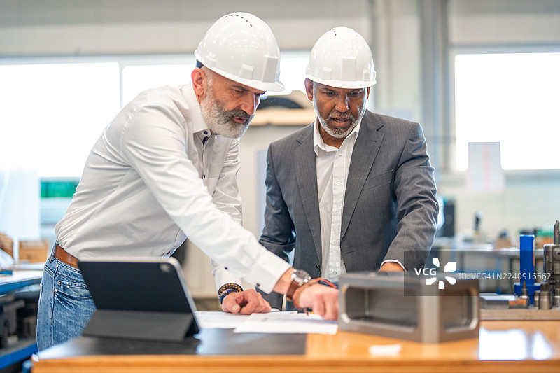 工程团队协作使用平板电脑进行产品开发图片素材