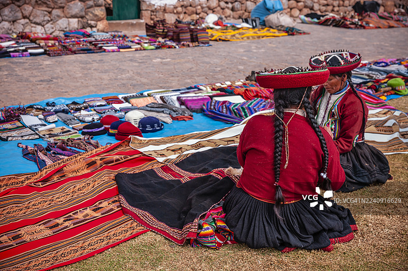 秘鲁女性在印加遗址售卖纪念品，圣谷，秘鲁图片素材