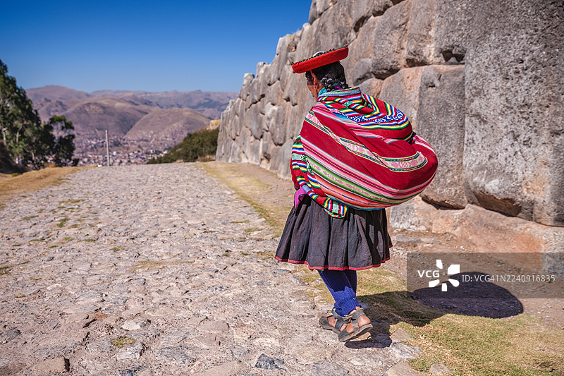 身着秘鲁民族服装的女子在库斯科附近行走图片素材