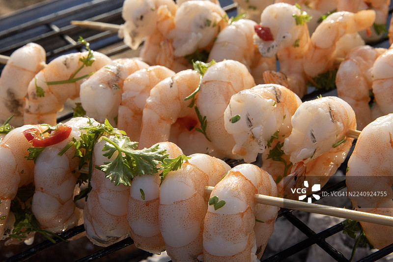 海滩上烤虾串图片素材