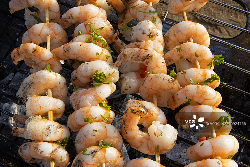 沙滩上烤虾串图片素材