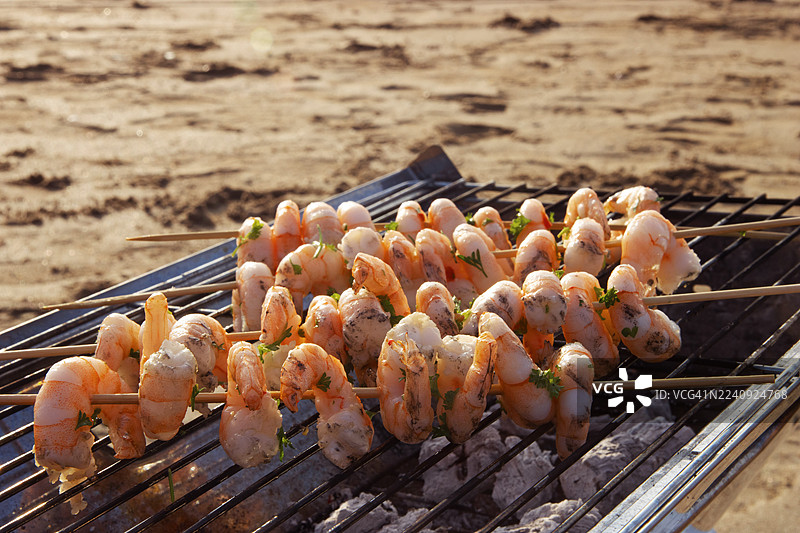 海滩上烤虾串图片素材