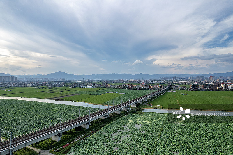 绿野平原上穿过的铁路航拍图图片素材
