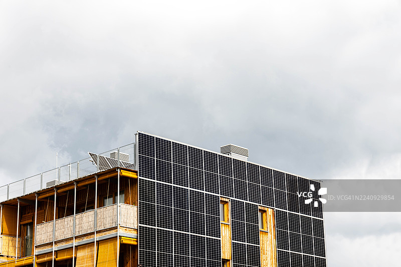 木结构、光伏立面和宽阔复制空间的生物气候环保公寓楼图片素材