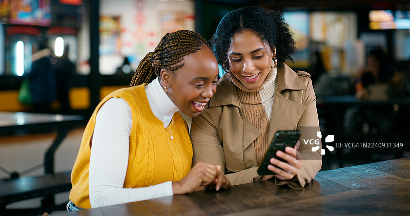 快乐的朋友们，人们和卷轴在商场里拿着手机进行在线购物、折扣交易或社交媒体。微笑、零售顾客和女性使用科技进行电子商务、移动应用优惠券和清仓促销。图片素材