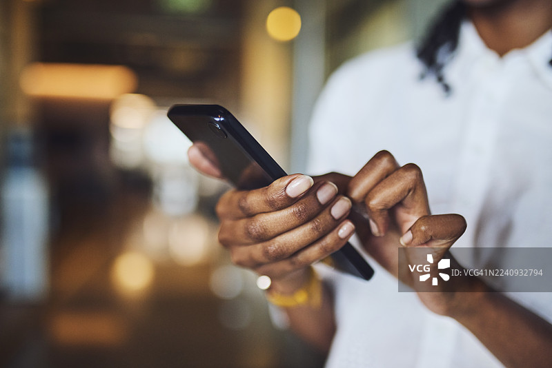 特写：黑人女性的手正在使用智能手机图片素材