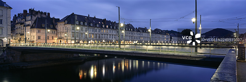 蓬巴尔桥和瓦邦码头图片素材