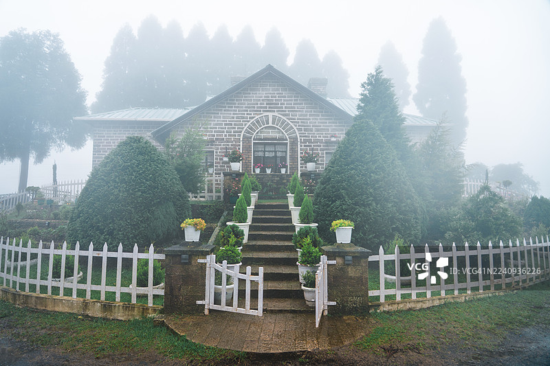 印度梅加拉亚邦，切拉普吉咖啡馆，雾气笼罩下的建筑正面，带有漂亮的围栏图片素材