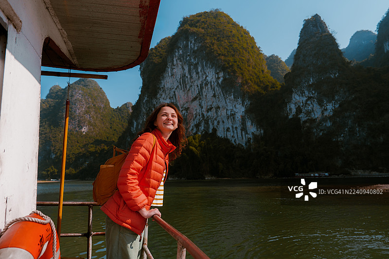 中国漓江上的女性游船旅客图片素材